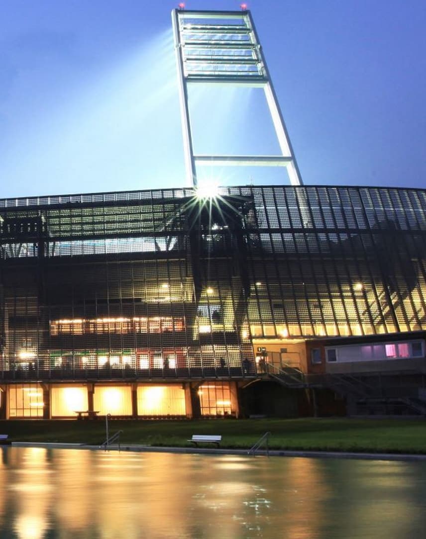 Das Bremer Weser-Stadion bei Nacht - beleuchtet vom Flutlicht