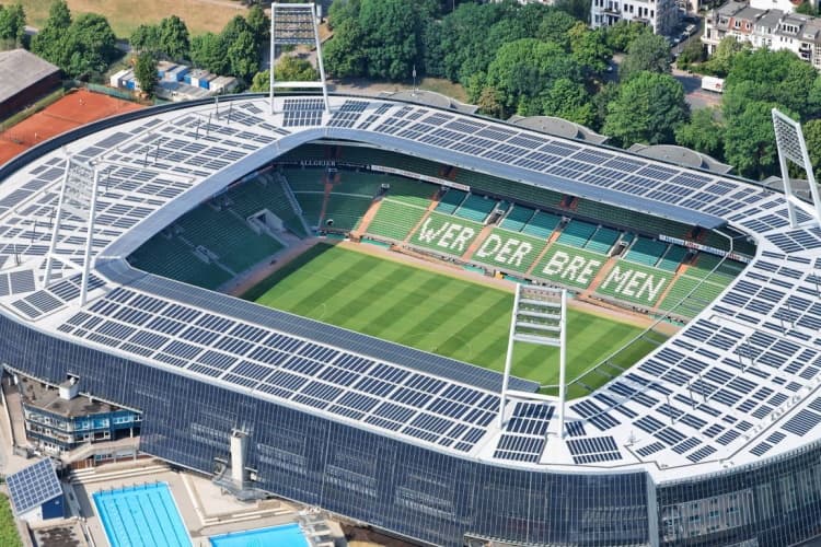 Das Weserstadion mit 200.000 Solarzellen aus der Vogelperspektive
