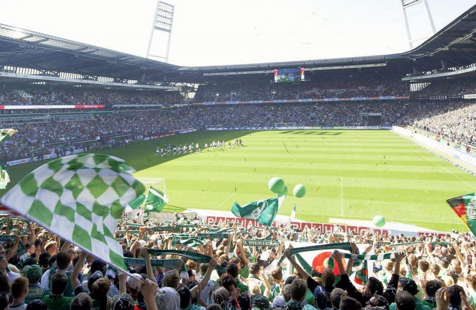 Ein Blick von der Ostkurve auf das Spielfeld des Weser-Stadions in Bremen