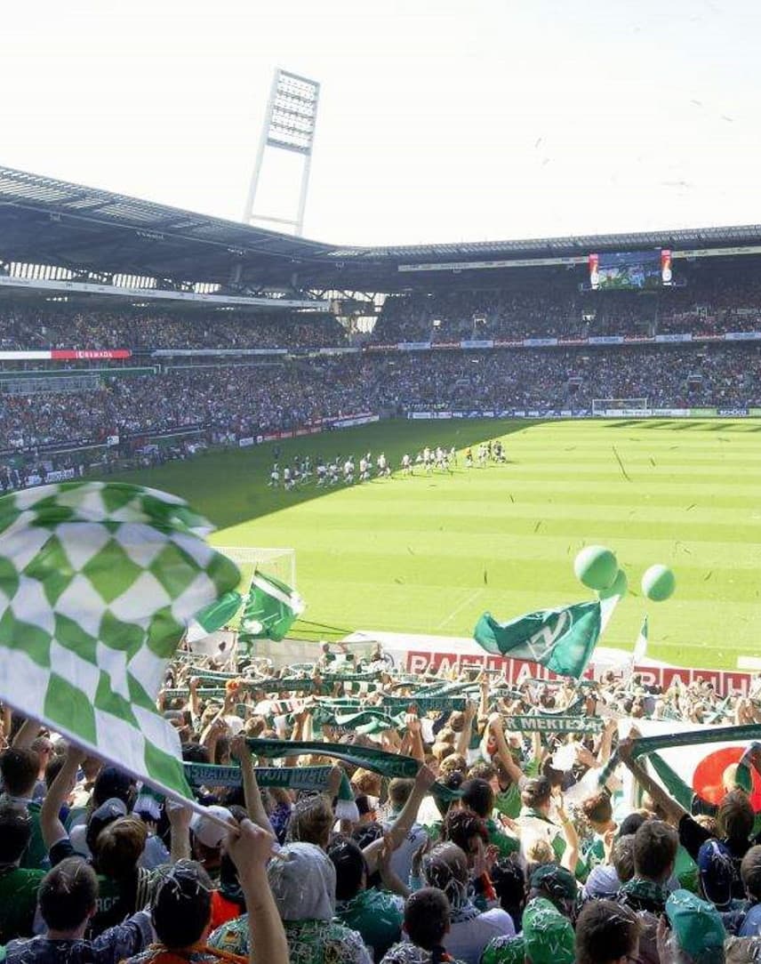 Ein Blick von der Ostkurve auf das Spielfeld des Weser-Stadions in Bremen