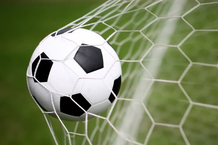 Fußball zappelt im Netz