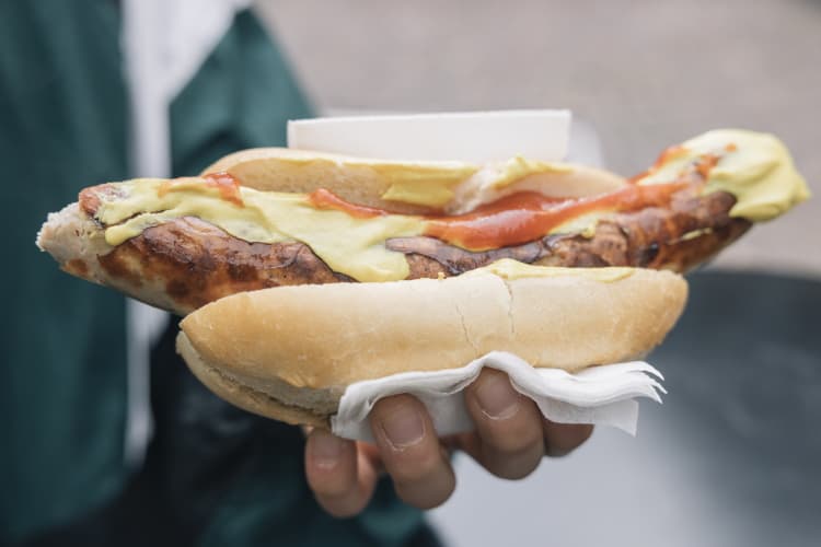 Bratwurst im Brötchen